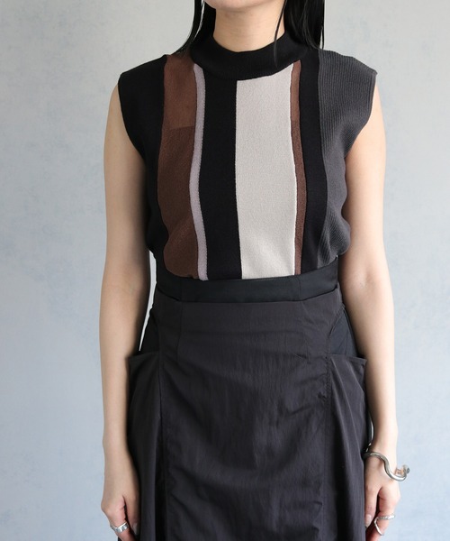 &g'aime（アンジェム）の「【&g’aime】シアー切替配色スリーブレスニット（ニット/セーター・レディース・ブラック/グレイッシュベージュ/チャコールグレー・FREE）」の4枚目の写真