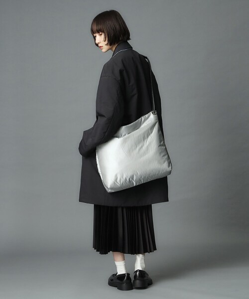 HIROKO HAYASHI（ヒロコハヤシ）の「ENORME（エノルメ）ショルダーバッグ（ショルダーバッグ・レディース・ホワイト/ブラック/グレー・00）」の3枚目の写真