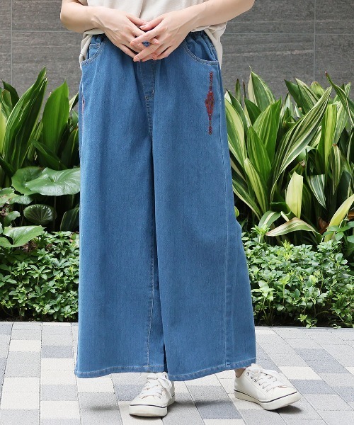 チチカカ(チチカカ)の「デニムバギーパンツ(デニムパンツ・レディース・ブルー/ブラック・MEDIUM/LARGE)」の2枚目の写真