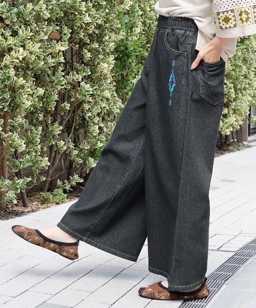 チチカカ(チチカカ)の「デニムバギーパンツ(デニムパンツ・レディース・ブルー/ブラック・MEDIUM/LARGE)」の4枚目の写真