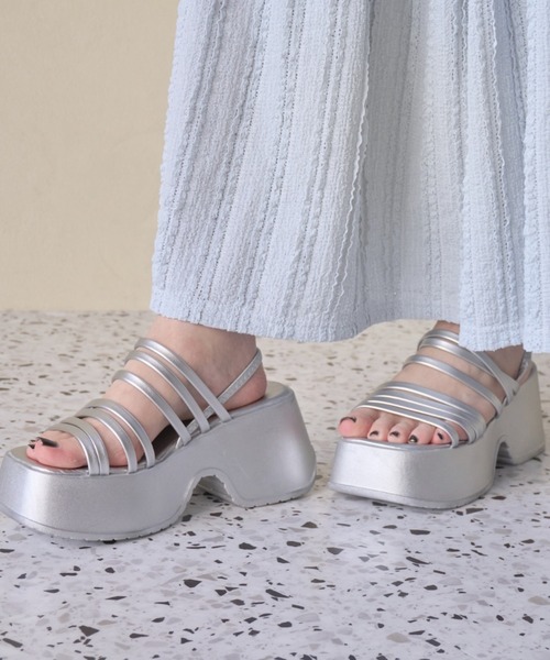 mellowneon（メロウネオン）の「厚底メニーストラップサンダル/シューズ/厚底/サンダル（サンダル・レディース・ブラック/ホワイト/シルバー・SMALL/LARGE/MEDIUM）」の3枚目の写真