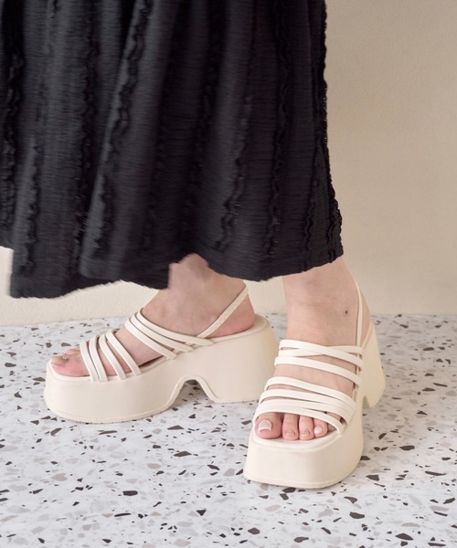 mellowneon（メロウネオン）の「厚底メニーストラップサンダル/シューズ/厚底/サンダル（サンダル・レディース・ブラック/ホワイト/シルバー・SMALL/LARGE/MEDIUM）」の7枚目の写真