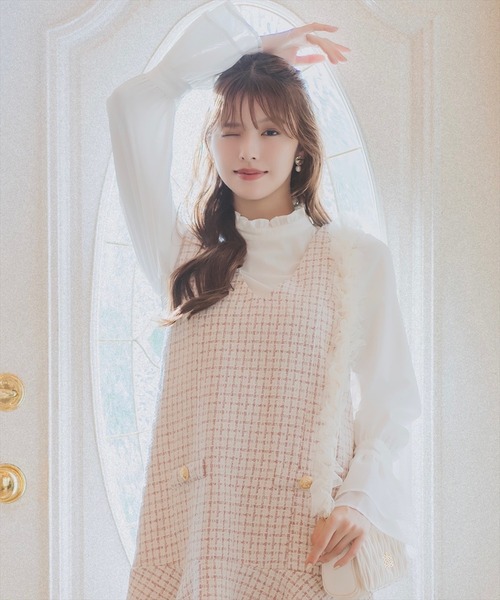 SWINGLE（スウィングル）の「ミニフリルスタンドネックフレアスリーブブラウス（シャツ/ブラウス・レディース・ブラック/オフホワイト/ボルドー・FREE）」の2枚目の写真