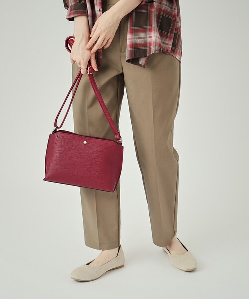 SHOO・LA・RUE（シューラルー）の「◆【軽量】ペットボトルもすっぽり入る ふわっと軽い 横長ショルダーバッグ（ショルダーバッグ・レディース・ベージュ/ワインレッド/ブラック/グレー・00）」の5枚目の写真