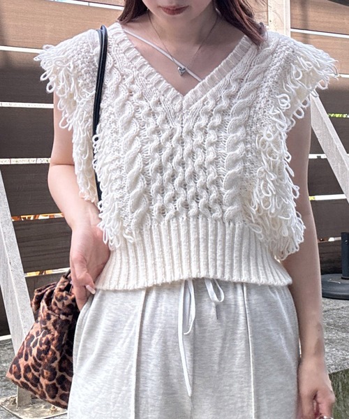 VIS（ビス）の「【WEB/一部店舗限定】編地切り替えフリンジループニットベスト（ベスト・レディース・ライトグレー/ブラック/キナリ・FREE）」の2枚目の写真