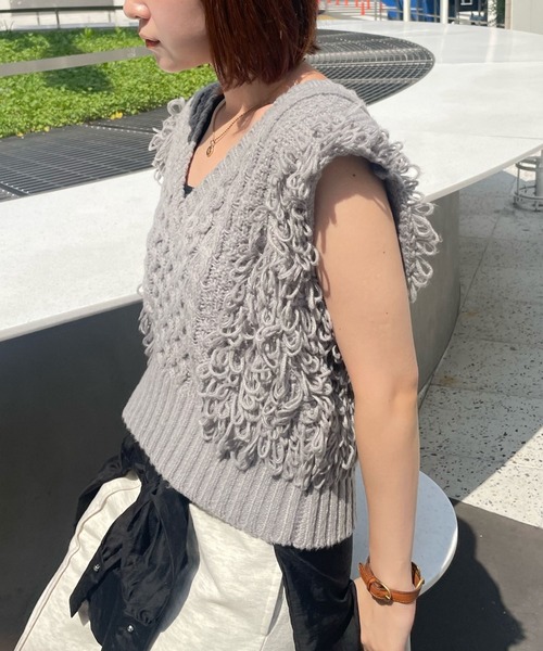 VIS（ビス）の「【WEB/一部店舗限定】編地切り替えフリンジループニットベスト（ベスト・レディース・ライトグレー/ブラック/キナリ・FREE）」の10枚目の写真