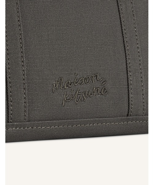 Maison Kitsune(メゾンキツネ)の「FOX HEAD MINI TOTE(トートバッグ・レディース・ウィート/レッド系その他/ブラウン/ダークグリーン/モスグリーン/ピンクベージュ/ワインレッド/グレー系その他/ダークブラウン系・U)」の13枚目の写真