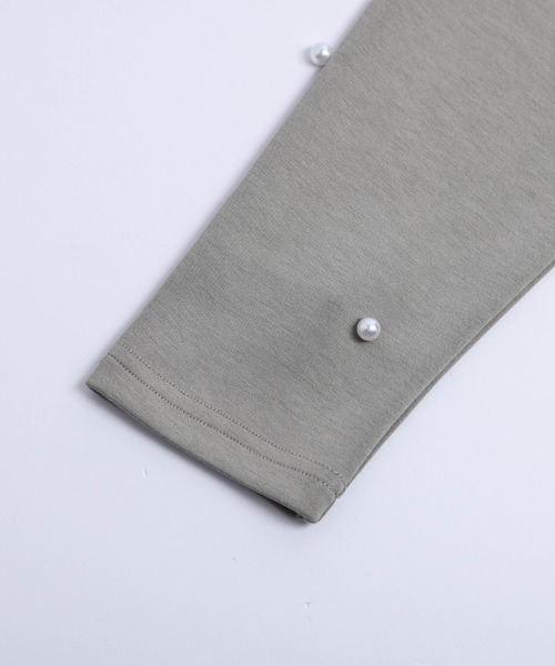 AMELY(エミリー)の「パールモチーフペプラムトップス(Tシャツ/カットソー・レディース・グレイッシュベージュ/ブラック/ホワイト・フリー)」の5枚目の写真