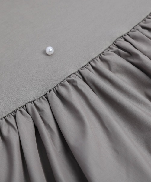 AMELY(エミリー)の「パールモチーフペプラムトップス(Tシャツ/カットソー・レディース・グレイッシュベージュ/ブラック/ホワイト・フリー)」の7枚目の写真