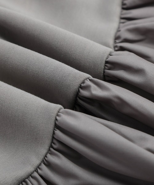 AMELY(エミリー)の「パールモチーフペプラムトップス(Tシャツ/カットソー・レディース・グレイッシュベージュ/ブラック/ホワイト・フリー)」の10枚目の写真