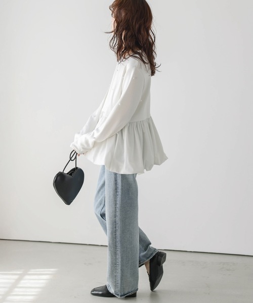 AMELY(エミリー)の「パールモチーフペプラムトップス(Tシャツ/カットソー・レディース・グレイッシュベージュ/ブラック/ホワイト・フリー)」の13枚目の写真