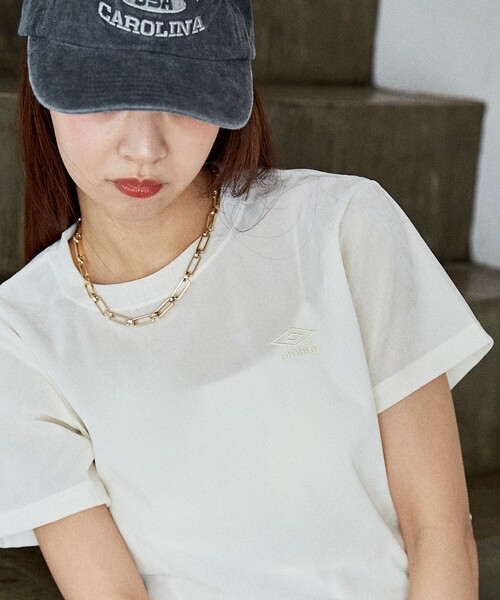 UMBRO(アンブロ)の「UMBRO × PUBLUX/アンブロ ワンポイント刺繡 クラッシュベロア シアー Tシャツ 限定展開(Tシャツ/カットソー・レディース・オレンジ/オフホワイト/チャコールグレー・フリ-)」の2枚目の写真