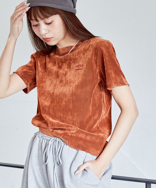 UMBRO(アンブロ)の「UMBRO × PUBLUX/アンブロ ワンポイント刺繡 クラッシュベロア シアー Tシャツ 限定展開(Tシャツ/カットソー・レディース・オレンジ/オフホワイト/チャコールグレー・フリ-)」の3枚目の写真