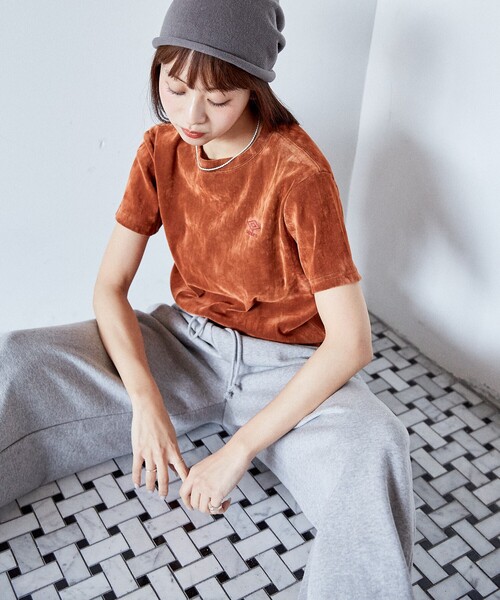 UMBRO(アンブロ)の「UMBRO × PUBLUX/アンブロ ワンポイント刺繡 クラッシュベロア シアー Tシャツ 限定展開(Tシャツ/カットソー・レディース・オレンジ/オフホワイト/チャコールグレー・フリ-)」の15枚目の写真