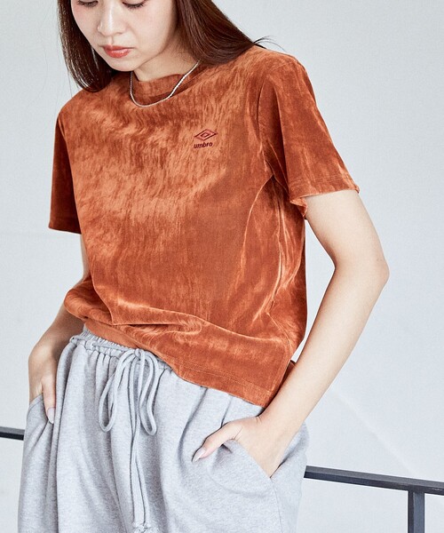 UMBRO(アンブロ)の「UMBRO × PUBLUX/アンブロ ワンポイント刺繡 クラッシュベロア シアー Tシャツ 限定展開(Tシャツ/カットソー・レディース・オレンジ/オフホワイト/チャコールグレー・フリ-)」の16枚目の写真