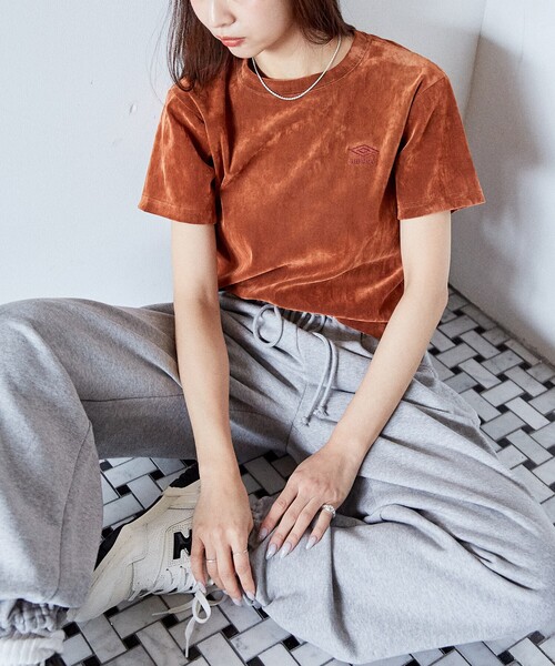 UMBRO(アンブロ)の「UMBRO × PUBLUX/アンブロ ワンポイント刺繡 クラッシュベロア シアー Tシャツ 限定展開(Tシャツ/カットソー・レディース・オレンジ/オフホワイト/チャコールグレー・フリ-)」の17枚目の写真