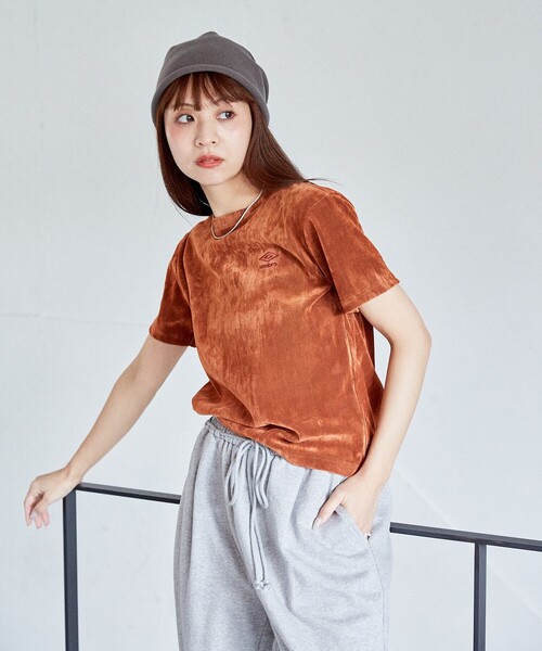 UMBRO(アンブロ)の「UMBRO × PUBLUX/アンブロ ワンポイント刺繡 クラッシュベロア シアー Tシャツ 限定展開(Tシャツ/カットソー・レディース・オレンジ/オフホワイト/チャコールグレー・フリ-)」の18枚目の写真