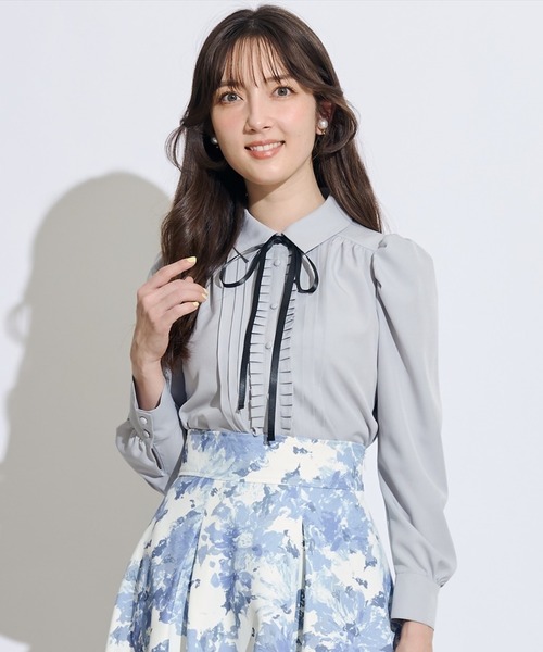 SWINGLE（スウィングル）の「ピンタックプリーツ配色ナローリボンブラウス（シャツ/ブラウス・レディース・ブラック/サックスブルー/ライトベージュ・FREE）」の3枚目の写真