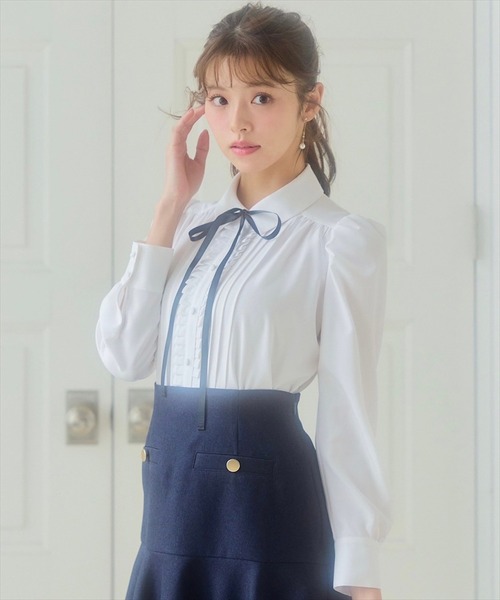 SWINGLE（スウィングル）の「ピンタックプリーツ配色ナローリボンブラウス（シャツ/ブラウス・レディース・ブラック/サックスブルー/ライトベージュ・FREE）」の2枚目の写真