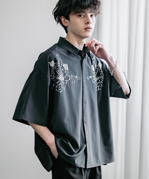 Rocky Monroe(ロッキーモンロー)の「接触冷感オーバーサイズ ストレッチ シルバー薔薇発泡プリントレギュラーカラー半袖シャツ(シャツ/ブラウス・メンズ・ブラック/チャコールグレー/ホワイト・M/L/XL)」の1枚目の写真