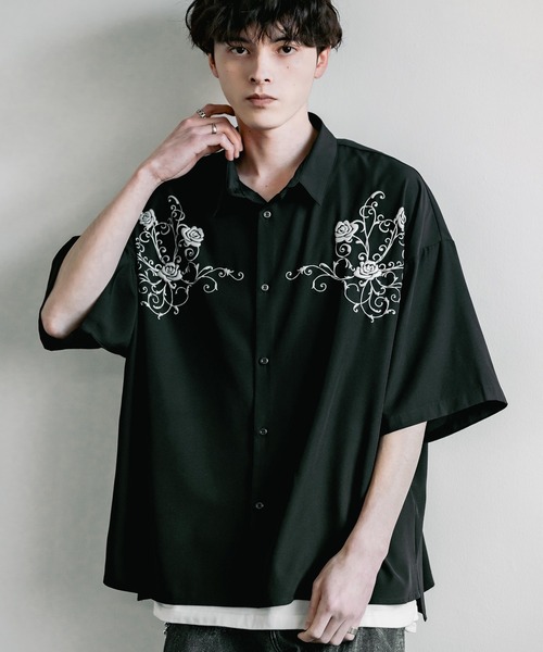 Rocky Monroe(ロッキーモンロー)の「接触冷感オーバーサイズ ストレッチ シルバー薔薇発泡プリントレギュラーカラー半袖シャツ(シャツ/ブラウス・メンズ・ブラック/チャコールグレー/ホワイト・M/L/XL)」の3枚目の写真