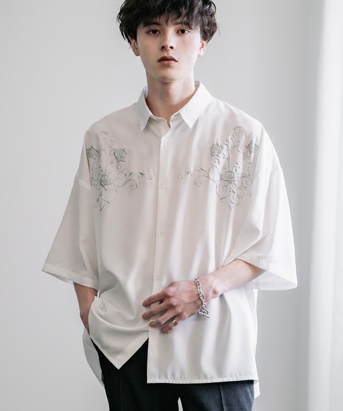 Rocky Monroe(ロッキーモンロー)の「接触冷感オーバーサイズ ストレッチ シルバー薔薇発泡プリントレギュラーカラー半袖シャツ(シャツ/ブラウス・メンズ・ブラック/チャコールグレー/ホワイト・M/L/XL)」の4枚目の写真