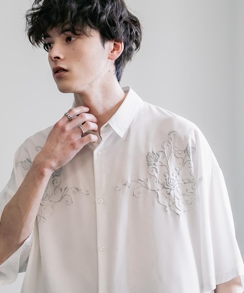 Rocky Monroe(ロッキーモンロー)の「接触冷感オーバーサイズ ストレッチ シルバー薔薇発泡プリントレギュラーカラー半袖シャツ(シャツ/ブラウス・メンズ・ブラック/チャコールグレー/ホワイト・M/L/XL)」の6枚目の写真