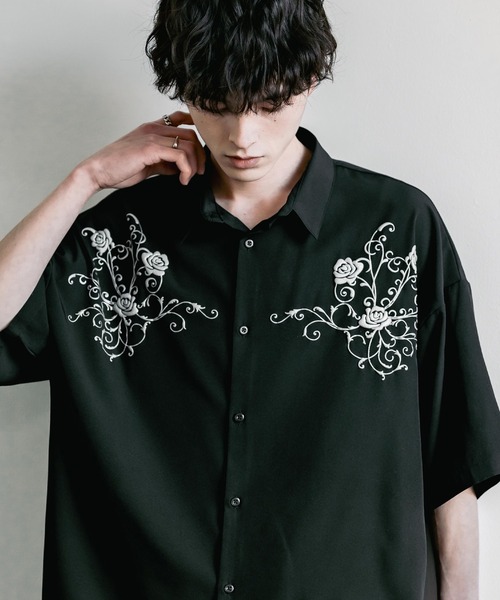 Rocky Monroe(ロッキーモンロー)の「接触冷感オーバーサイズ ストレッチ シルバー薔薇発泡プリントレギュラーカラー半袖シャツ(シャツ/ブラウス・メンズ・ブラック/チャコールグレー/ホワイト・M/L/XL)」の11枚目の写真