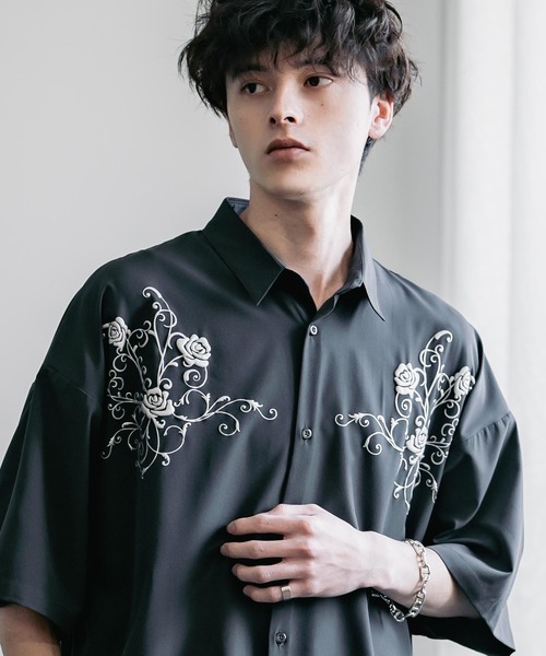 Rocky Monroe(ロッキーモンロー)の「接触冷感オーバーサイズ ストレッチ シルバー薔薇発泡プリントレギュラーカラー半袖シャツ(シャツ/ブラウス・メンズ・ブラック/チャコールグレー/ホワイト・M/L/XL)」の17枚目の写真