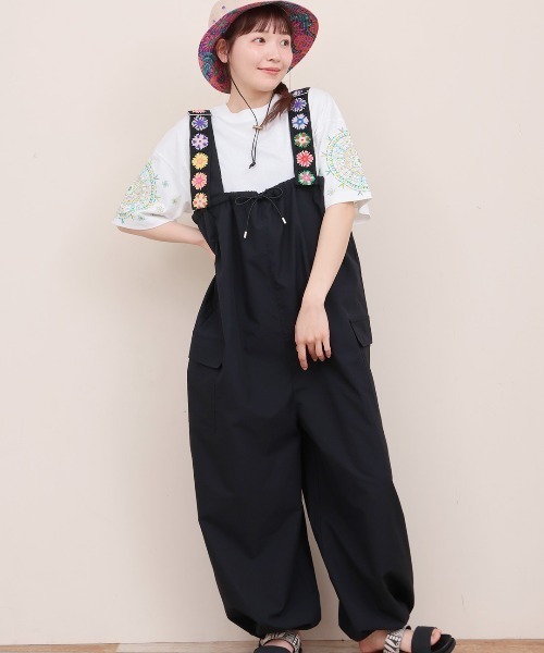 チチカカ（チチカカ）の「クロシェコンビリップストップサロペットパンツ（サロペット/オーバーオール・レディース・ブラック/キャメル・FREE）」の2枚目の写真