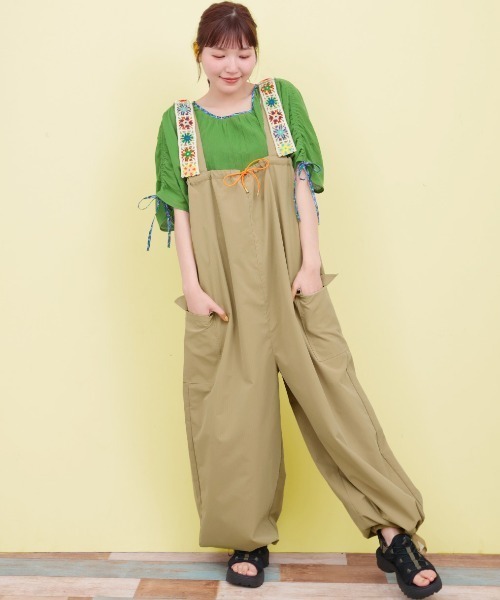 チチカカ（チチカカ）の「クロシェコンビリップストップサロペットパンツ（サロペット/オーバーオール・レディース・ブラック/キャメル・FREE）」の4枚目の写真