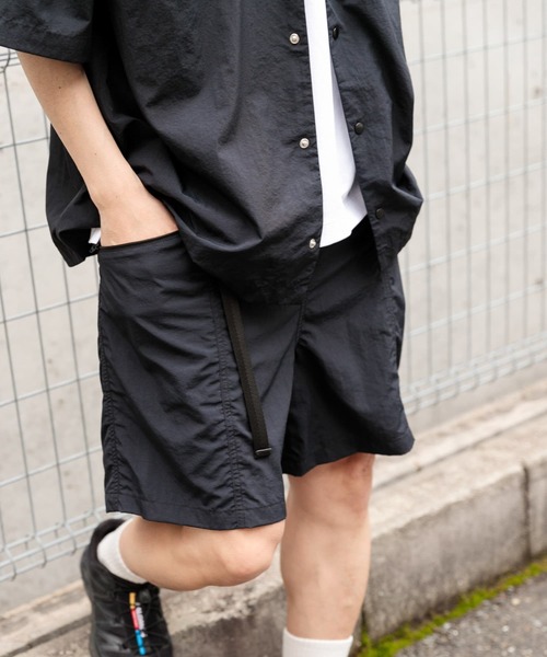 ITEMS URBANRESEARCH（アイテムズ アーバンリサーチ）の「『撥水/イージーケア/接触冷感/UVカット』タスランナイロンウェビングベルトショーツ（その他パンツ・メンズ・ネイビー/ブラック/チャコールグレー・MEDIUM/LARGE）」の2枚目の写真