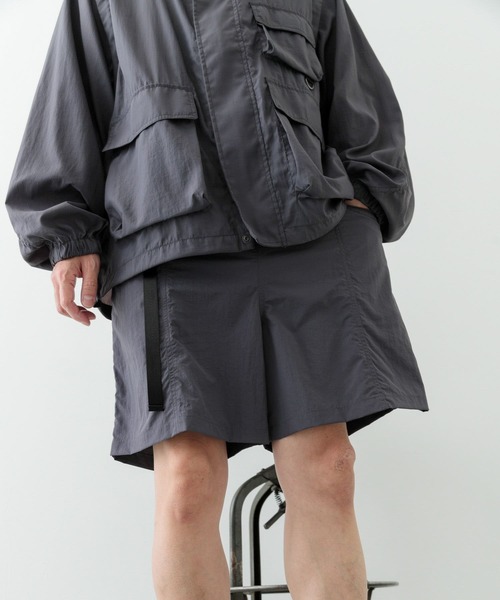 ITEMS URBANRESEARCH（アイテムズ アーバンリサーチ）の「『撥水/イージーケア/接触冷感/UVカット』タスランナイロンウェビングベルトショーツ（その他パンツ・メンズ・ネイビー/ブラック/チャコールグレー・MEDIUM/LARGE）」の4枚目の写真