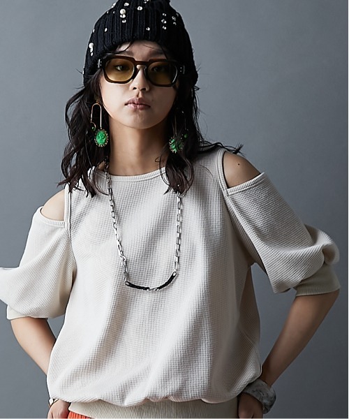 GEVS.(ジェイヴィス)の「肩開きデザインカットソー<大きいサイズ有>GEVS.(Tシャツ/カットソー・レディース・ブラック/キナリ・LL/3L/4L/5L/M/L)」の2枚目の写真