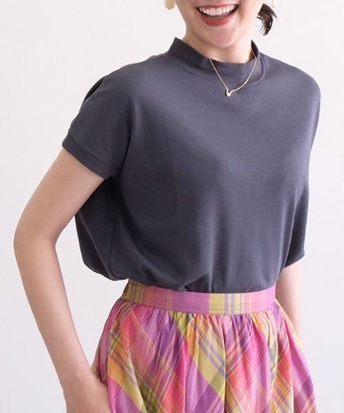 CLOTHY(クロシィ)の「【手触りなめらかなスムース素材♪】モックネックTシャツ(Tシャツ/カットソー・レディース・グレイッシュベージュ/オリーブ/ブラック/ピンク/ブラウン/パープル/ネイビー/チャコールグレー/オフホワイト・FREE)」の3枚目の写真
