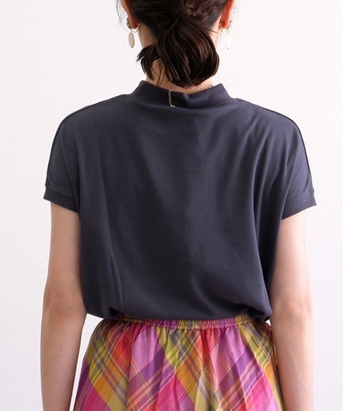 CLOTHY(クロシィ)の「【手触りなめらかなスムース素材♪】モックネックTシャツ(Tシャツ/カットソー・レディース・グレイッシュベージュ/オリーブ/ブラック/ピンク/ブラウン/パープル/ネイビー/チャコールグレー/オフホワイト・FREE)」の11枚目の写真