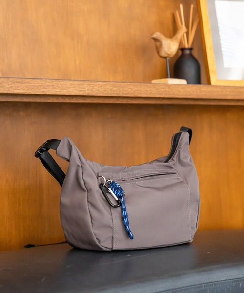 GLOBAL WORK（グローバルワーク）の「撥水軽量手提げ変形ショルダー/323156（ショルダーバッグ・レディース・ブラック/チャコールグレー/グレー/ベージュ・ONE SIZE）」の3枚目の写真