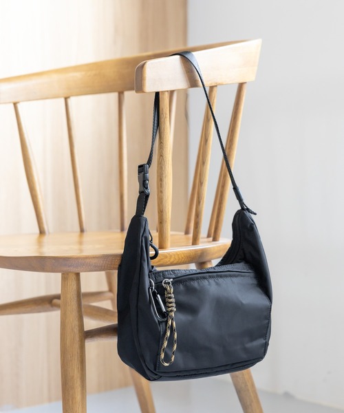 GLOBAL WORK（グローバルワーク）の「撥水軽量手提げ変形ショルダー/323156（ショルダーバッグ・レディース・ブラック/チャコールグレー/グレー/ベージュ・ONE SIZE）」の2枚目の写真