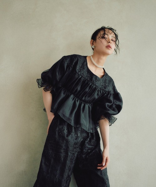 haremode（ハレモード）の「結婚式 お呼ばれ 二次会 謝恩会 成人式 同窓会 対応 20代 30代 ルナレース 刺繍 シアー ボリューム袖 ワイドパンツ セットアップ パンツドレス セレモニー パーティ オケージョン ドレス（パンツドレス・レディース・シルバー/モカ/ブラック・M/S）」の2枚目の写真