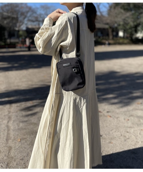 anello GRANDE(アネログランデ)の「anelloGRANDE ファム 縦型ウォレットショルダー GHW0001(ショルダーバッグ・レディース・ネイビー/ピンク/ブラック/ベージュ・FREE)」の5枚目の写真
