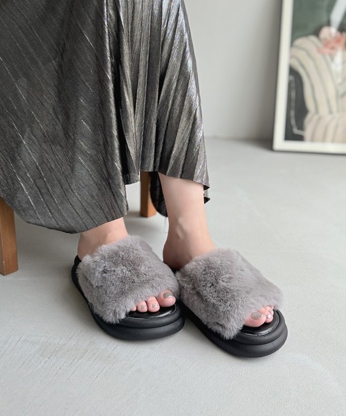 LUGG NAGG（ラグナグ）の「【厚底】ボリュームファースライドサンダル（サンダル・レディース・グレー/ブラック/ホワイト・M/L/LL/S）」の3枚目の写真