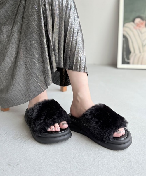 LUGG NAGG（ラグナグ）の「【厚底】ボリュームファースライドサンダル（サンダル・レディース・グレー/ブラック/ホワイト・M/L/LL/S）」の2枚目の写真