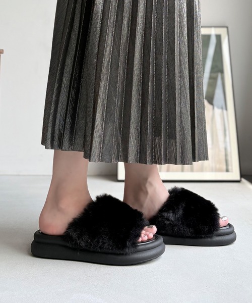 LUGG NAGG（ラグナグ）の「【厚底】ボリュームファースライドサンダル（サンダル・レディース・グレー/ブラック/ホワイト・M/L/LL/S）」の13枚目の写真