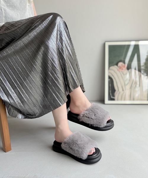 LUGG NAGG（ラグナグ）の「【厚底】ボリュームファースライドサンダル（サンダル・レディース・グレー/ブラック/ホワイト・M/L/LL/S）」の11枚目の写真