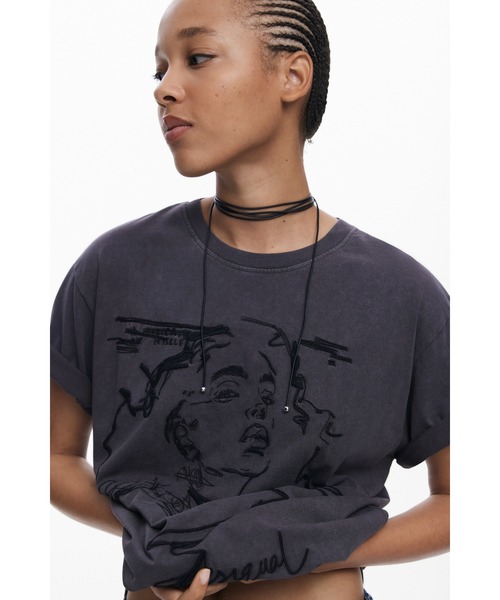 Desigual（デシグアル）の「アートモード エンボスTシャツ（Tシャツ/カットソー・レディース・ブラウン・S/M/L/XL/XS）」の5枚目の写真