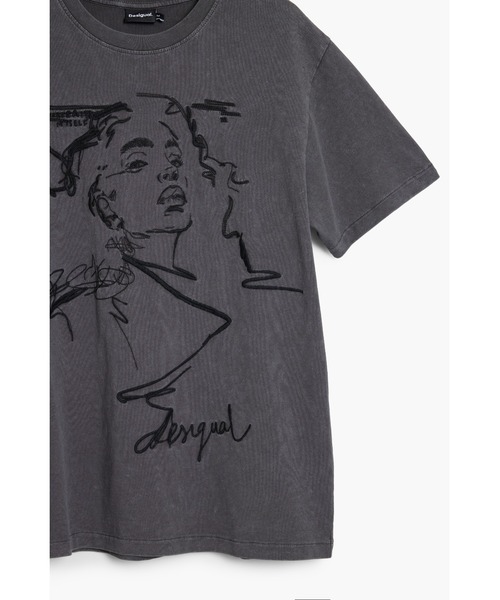 Desigual（デシグアル）の「アートモード エンボスTシャツ（Tシャツ/カットソー・レディース・ブラウン・S/M/L/XL/XS）」の3枚目の写真