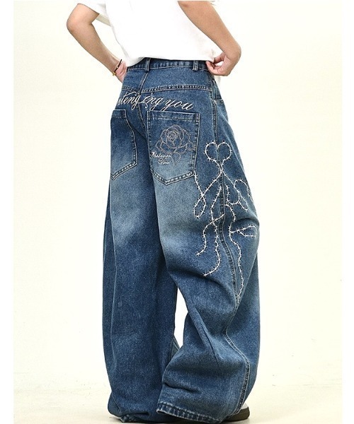 SHEENA(シーナ)の「バックローズ刺繍ロゴカーブワイドデニムパンツ(デニムパンツ・レディース・ブルー/インディゴブルー・S/M/L)」の2枚目の写真