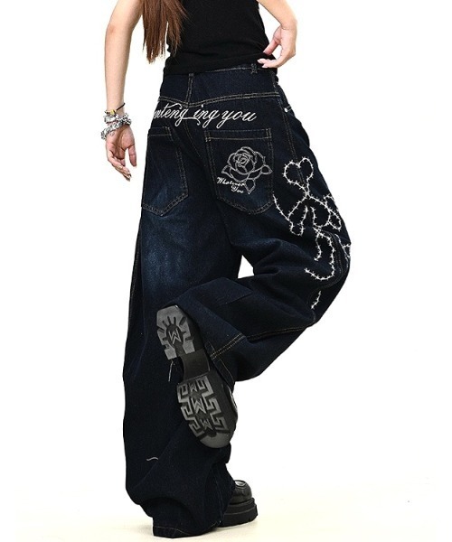 SHEENA(シーナ)の「バックローズ刺繍ロゴカーブワイドデニムパンツ(デニムパンツ・レディース・ブルー/インディゴブルー・S/M/L)」の20枚目の写真