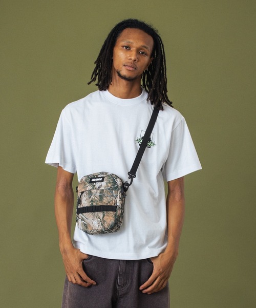 XLARGE（エクストララージ）の「MILITARY SHOULDER BAG（ショルダーバッグ・メンズ・ブラック/ベージュ/グレー・ONE SIZE）」の4枚目の写真