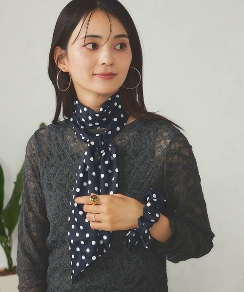 a.v.v（アーヴェヴェ）の「ボウタイスカーフシュシュセット（ストール/ショール・レディース・ネイビー/ブラウン・38）」の6枚目の写真